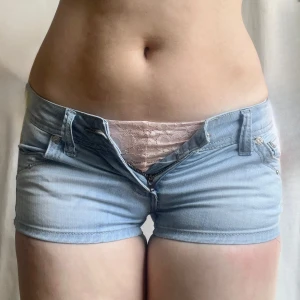 Jeans shorts - Lågmidjade jeans shorts från Goodies med rhinestones. Midjemått: 68 cm, 34 rakt över. Dragkedjan funkar de är bara för små i midjan. Storlek 38, passar mer 34 💓