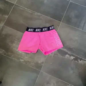 Nike shorts rosa, använd fåtal gånger , strl xs sann i strl, super snygga som träningsshorts