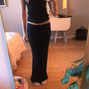 Lång kjol - En jätte skön och fin kjol ifrån bikbok som aldrig kommer till användning  då den är alldeles för lång på mig 😁(är 162) 