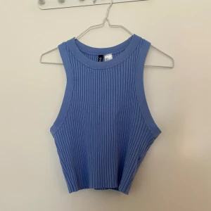 Topp - En blå ribbad topp från H&M i storlek M.