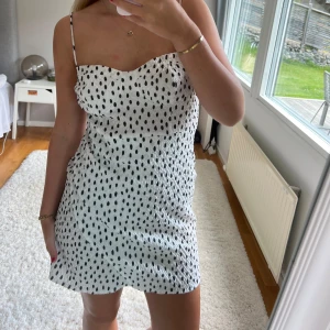 Sommarklänning  - Sommarklänning från zara i storlek M men passar även S❤️ Som ny 