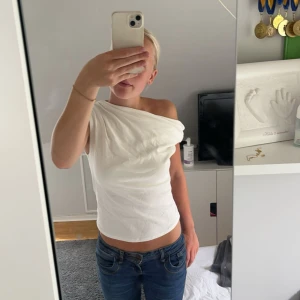 zara tröja  - jättesnygg, knappt använd säljer endast vid bra bud då jag inte är säker om jag vill sälja🥰