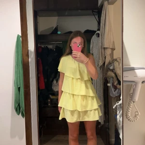 Gul zara klänning  - Jättefin klänning från zara, använd 1 gång