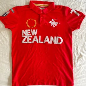 Solid polo sport big pony ”New Zealand” - Har en sällsynt piké, i storlek L Röd/Vit Chief keef