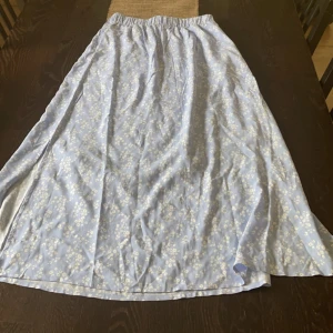 Långkjol med fickor å slits  - Säljer nu min fina långkjol aldrig använd endast testad men var lite fel storlek så jag säljer den istället för att den bara ska ligga i garderoben 