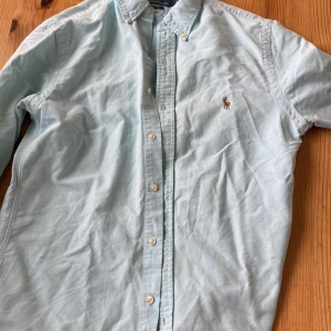 Polo ralph lauren skjorta - Skön skjorta att ha till sommaren. True too size. Slim fit! Perfekt till jeans 🏖️