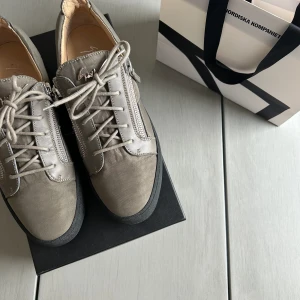 Giuseppe Zanotti Skor - Riktigt unika Zanotti skor | Väldigt fint skick | Storlek 44 | Online kvitto finns | Låda + dustbag medföljer | Skriv vid minsta fråga eller fundering 😁 | Obs, nk påsen medföljer ej!)