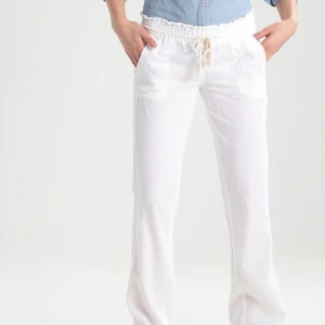 Roxy linnebyxor  - Säljer mina Roxy linnebyxor då dom är förstora för mig, dom är helt nya finns inga defekter eller något på dom🌸😸 (priset går att diskutera vid snabb affär) 