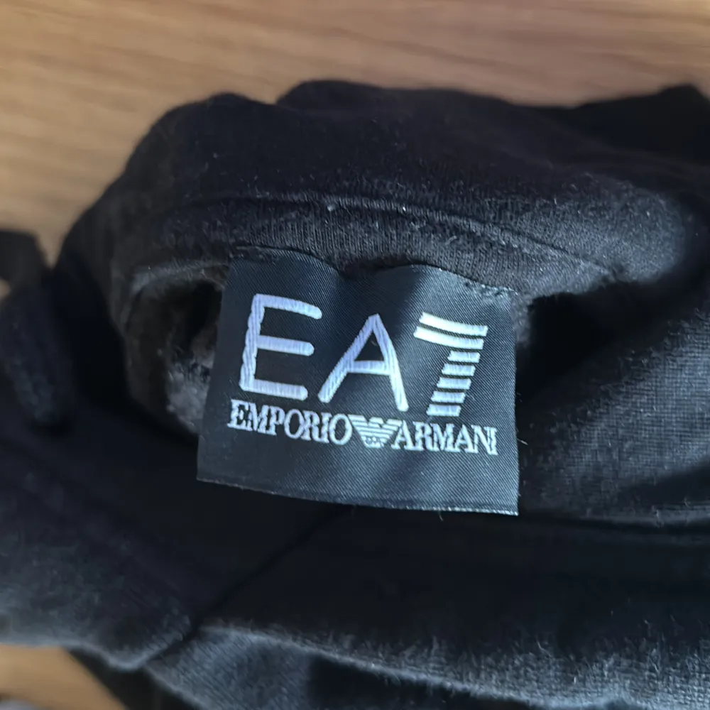 Knappast använd ! Ea7 hoodie i storlek XL men den känns som L när man har på sig den!. Hoodies.