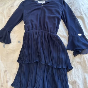 Mörkblå Chiara Forthi klänning - Den är helt oanvänd, ej fläckar på elr några lösa trådar. Pris går att diskuteras:)