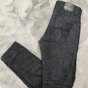 Nudie Jeans - Nudie Jeans i modellen Lean Dean. W31 L34, Dry Deep Dark Comf Colorway. Nypris: 1199, Bra Skick. 