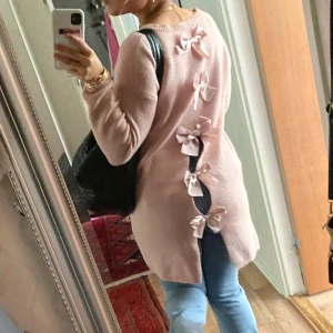 Stickad tröja - Sper duper snygg stickad tröja som man kan ha som klänning med ett långre linne elelr en kjol/cyckelbuxor! Pris kan diskuteras!