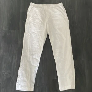 Vita Linnebyxor - Perfekta linnebyxor nu till sommaren! De är från H&M och kostade 449 kronor och jag har ej använt dom därför är dom fortfarande i nyskick🥂 Dom sitter lite mindre i storleken alltså både S och M funkar🌟 Hör gärna av er vid minsta fundering💸