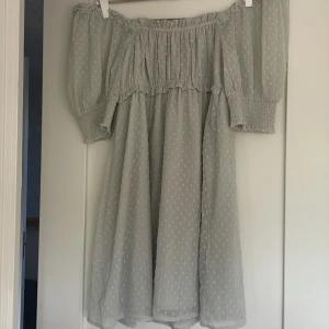 Ljusgrön sommarklänning - sommarklänning, bra skick, strl 36 men lite stor skulle nog passa 38/40 oxå