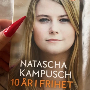 10 år i frihet  - 10 år i frihet av Natascha Kampusch, en bok om hennes liv efter nästan 9 år i fångenskap. Köpt secondhand bara läst lite av den, bra skick.