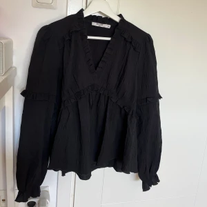 Svart blus  - Säljer en jättefin svart blus!!