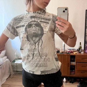 Lil Wayne T-shirt  - Collectors item Lil Wayne T-shirt som tyvärr är för liten för mig. Står inget märke eller storlek men skulle uppskatta XS man och S dam. Bra skick, Pm för fler bilder eller frågor:)  (Första bilden är lånad av förra säljaren)