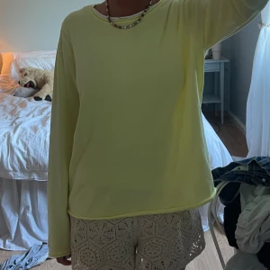 Gul kashmere tröja  - Super söt gul kashmere tröja från Lisa yang!☺️☺️🫐nästan aldrig använd !