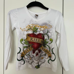 Ed Hardy tröja - supercool Ed Hardy tröja i fint skick! det är bara att skriva till mig om ni har några frågor eller funderingar ❤️ tryck gärna inte på köp nu innan vi kommunicerat