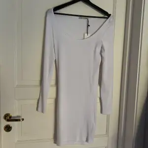 En helt oanvänd vit ribbad klänning från lager 157! Säljer då den inte kommer inte användning. Nypris 120 kr💫 Kom privat för eller funderingar 💘