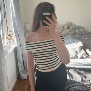 Topp - Oanvänd off-shoulders topp, prislappen är kvar☺️