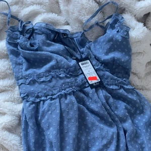 Blå klänning vero Moda✨🦋 - Jättefin vero Moda klänning som aldrig kommer till användning här tyvärr ✨🌸 Helt oanvänd med prislappen kvar. 