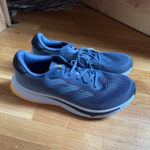 Adidas Supernova Rise Springskor - Helt splitternya springskor från adidas. Har aldrig kommit till användning och är alltså i perfekt skick. Skorna är mycket mjuka och komfortabla med bra grepp. Nypris: ca 1700 kr Mitt pris: 900 kr, priset går att förhandla. 