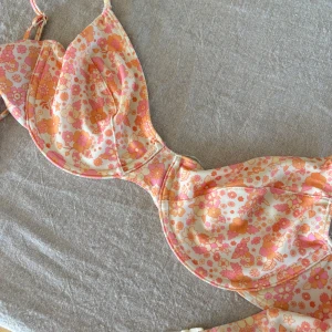 Bikini överdel  - Jätte söt och fin bikini överdel Knappt använd Stl 75D men passar dem med C kupa Bygel 