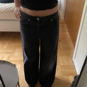 Lågmidjade baggy jeans i mörkgrå/svart från H&M i storlek 38 💕Använt få gånger. Som helt nya ❤️