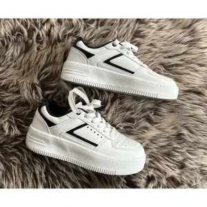 Sneakers - Från Deichmann, använda endast 2 ggr, så som nya. Storlek 36.  Köptes för 449kr. Fler bilder kan skickas & priset går att diskutera 