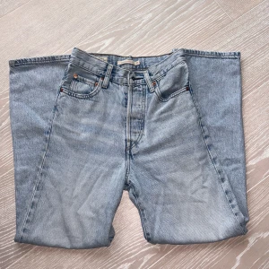 Levi’s jeans  - Säljer dessa jätte snygga jeans från Levis i modellen ribcage straight storlek W24 L27 i mycket fint skick 