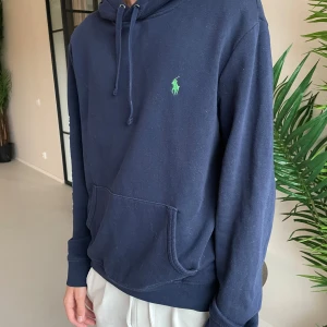 Ralph Lauren hoodie - Ralph lauren hoodie med tryck på armen. Tröjan är i bra sick och endast använd fåtal gånger. Nypris ca 1000kr (går inte att köpa längre)