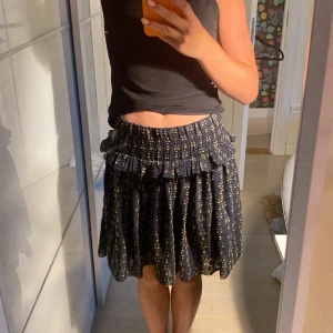 Jättefin kjol med detaljer - Kjol med detaljer slm är nästan använd. Köpt utomlands. Skriv om ni vill ha fler bilder