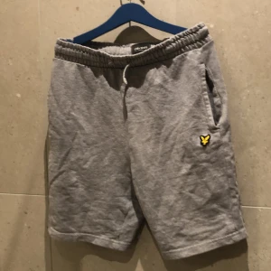 Lyle & scott shorts  - Hej! Säljer dom här shortsen. De är ifrån Lyle & scott och de har vuxit ur mig nu.