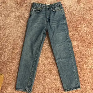 Blåa jeans ifrån Zara i storlek 34. Bra kvalitet och inte använda så mycket.