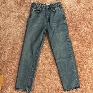 Jeans - Blåa jeans ifrån Zara i storlek 34. Bra kvalitet och inte använda så mycket.