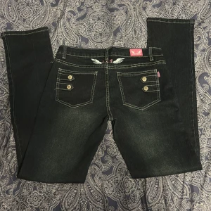 Jeans - Säljer ett par jeans i storlek S. Byxorna har aldrig använtS tidigare och har prislappen kvar. Jeansen har desutom jätte snygga detaljer på baksidan och är lågmidjade 🩷