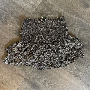 Kjol - Supercool lågmidjad kjol med bred resor!  Storlek S från zara, nyskick 