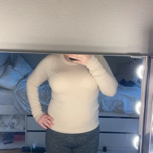 Beige långärmad  - Säljer min beige långärmad tröja ifrån new yorker, kommer ej till användning där av försäljning, använd fåtal gånger.