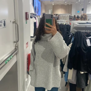 Grå stickad tröja - Jätte mysig stickad tröja från Gina tricot