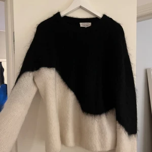 Stickad tröja  - Fin svart/vit stickad tröja från & other stories i Moahir mix🌸. Tröjan är i bra skick och säljs inte längre. 