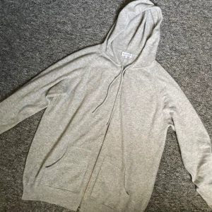 Davida Cashmere Hoodie  - Grå Davida Cashmere Hoodie i storlek L. Använts endast fåtal gånger då den inte passar mig.