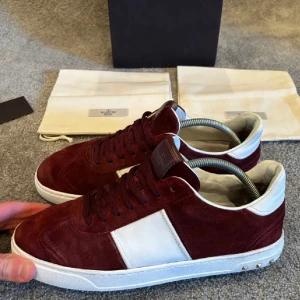 Valentino flycrew - Tja! Säljer nu dessa extrema snygga valentino flycrews som är jätte svår att få tag på! Storlek 44 skick 8/10 dessa skor säljs inte längre i butik och är väldigt limiterade ✅✅ dustbag och box kommer vid köp📦