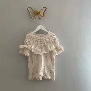 Populär zara topp - Populär topp ifrån zara som inte går att köpa längre. Säljs  pågrund av att den inte kommer till användning.😇🤍