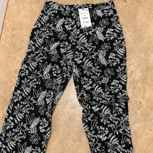 Kostymbyxor - Det är typ kostymbyxor med massa snygga broderade mönster. Byxorna har aldrig använts och prislappen sitter kvar💗 bilder på Passform och byxornas kan fås vid intresse. Priset går att puta vid snabb affär💗