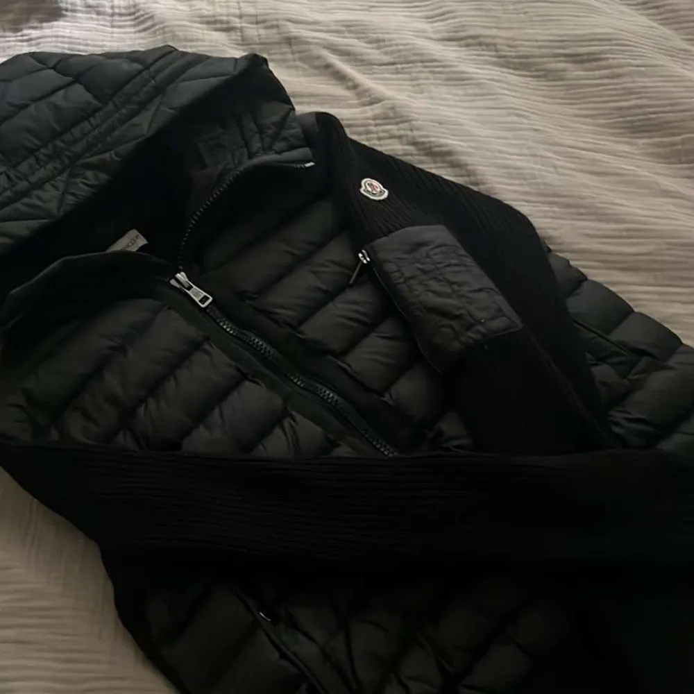 Hej säljer min moncler cardigan som va för liten. Den är använd ett få par gånger dftersom de köptes på våren. Ser så gott som ny ut. Tyvär är inte kvittot kvar. Men de är bara att skriva om ni undrar lver pris eller bilder.. Jackor.