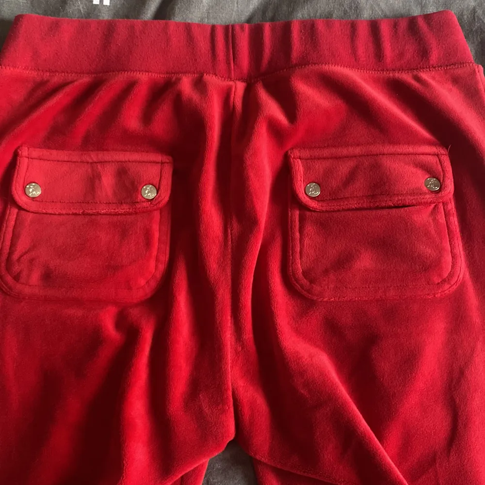 Röda juicy byxor i storlek M, har haft dem i ett tag nu men har tröttnat på dem vilket är därför jag också säljer dem. Dem är i bra skick. Jeans & Byxor.