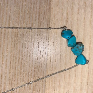 Silver halsmandlar med turkosa stenar  - Jätte somrigt och fint 🩵