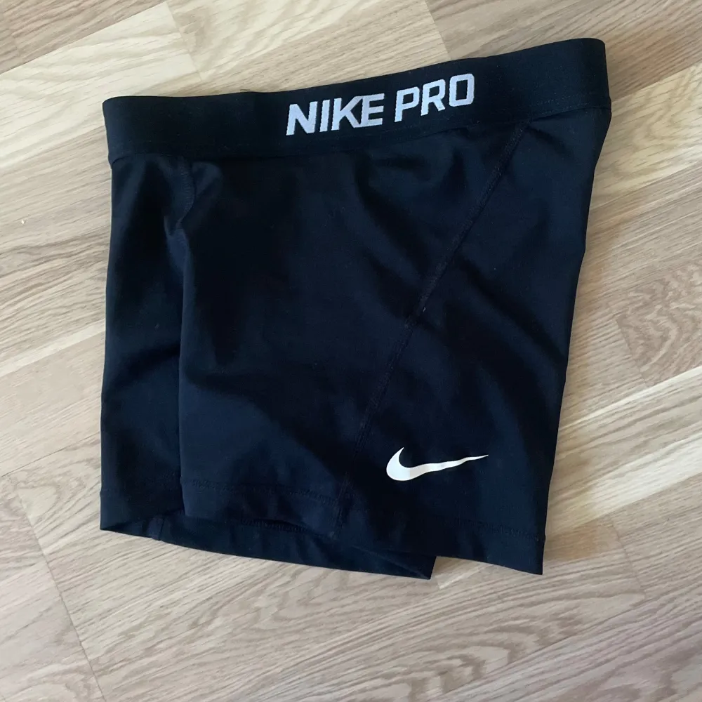 Nike pro shorts i storlek XS, bra skick. Sportswear.