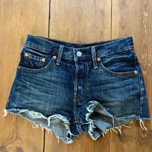 Lågmidjade jeansshorts  - Säljer dessa lågmidjade jeansshorts från Levis, Andvänd fåtal gånger så nästan som nya!! Storlek XS! Skriv om ni har funderingar.🥰